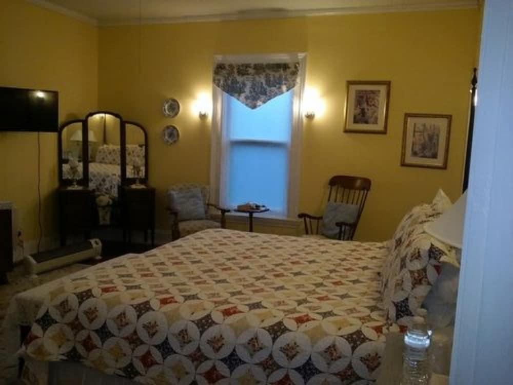 Six Acres 2* Cincinnati