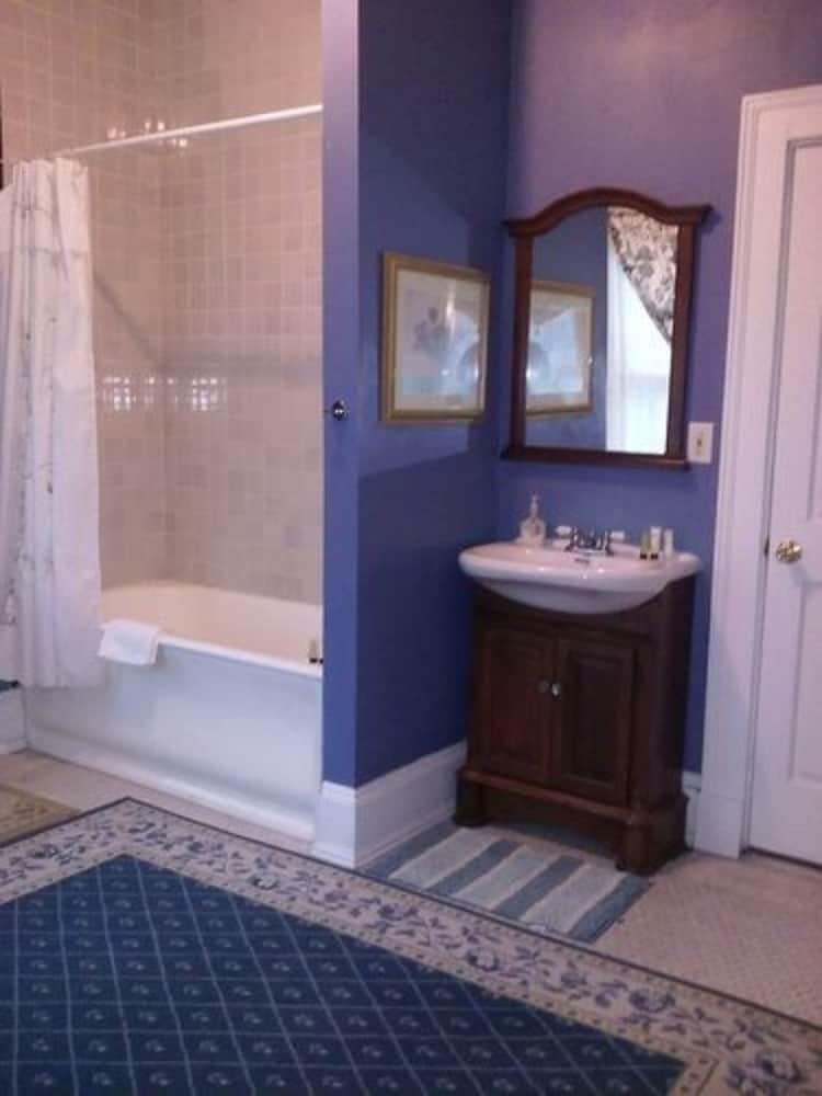 Six Acres Bed & Breakfast